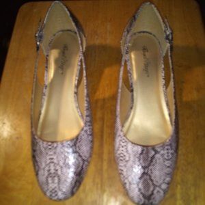 Angel Steps low heel buckle strap 8W NIB